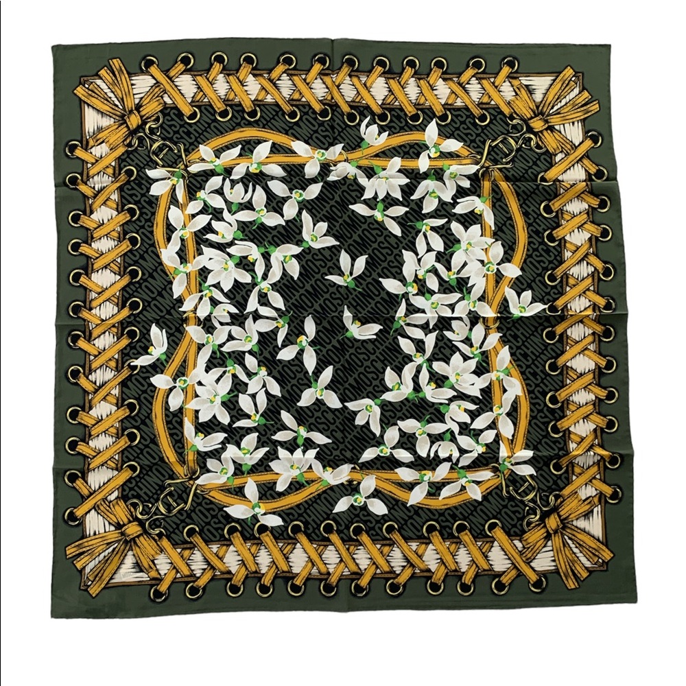 ❤️❤️❤️Moschino 34” x 34” beautiful silk scarf ❤️❤️❤️